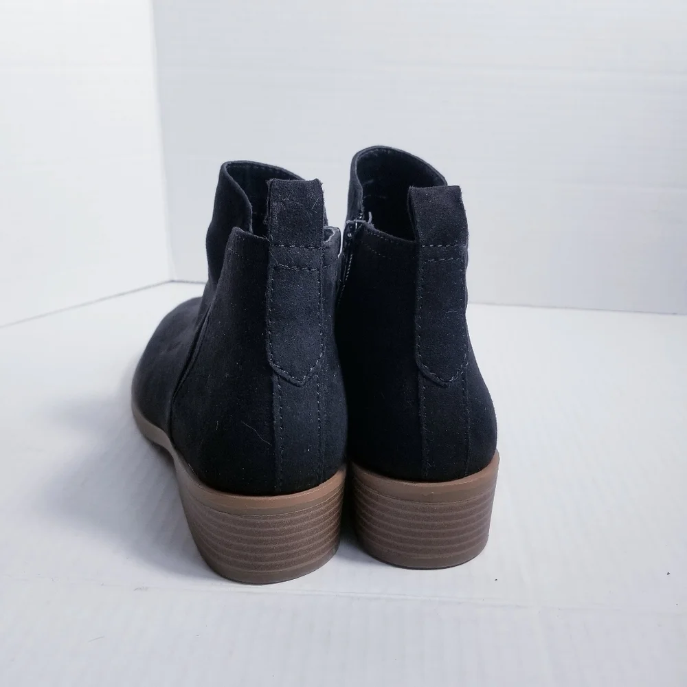 TIME AND TRU BLACK HEELED ANKLE BOOTS WITH BROWN SOLES SIZE 7
